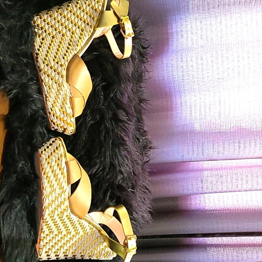 Shoedazzle Wedge Platform Sandal Size 9, gold and white.